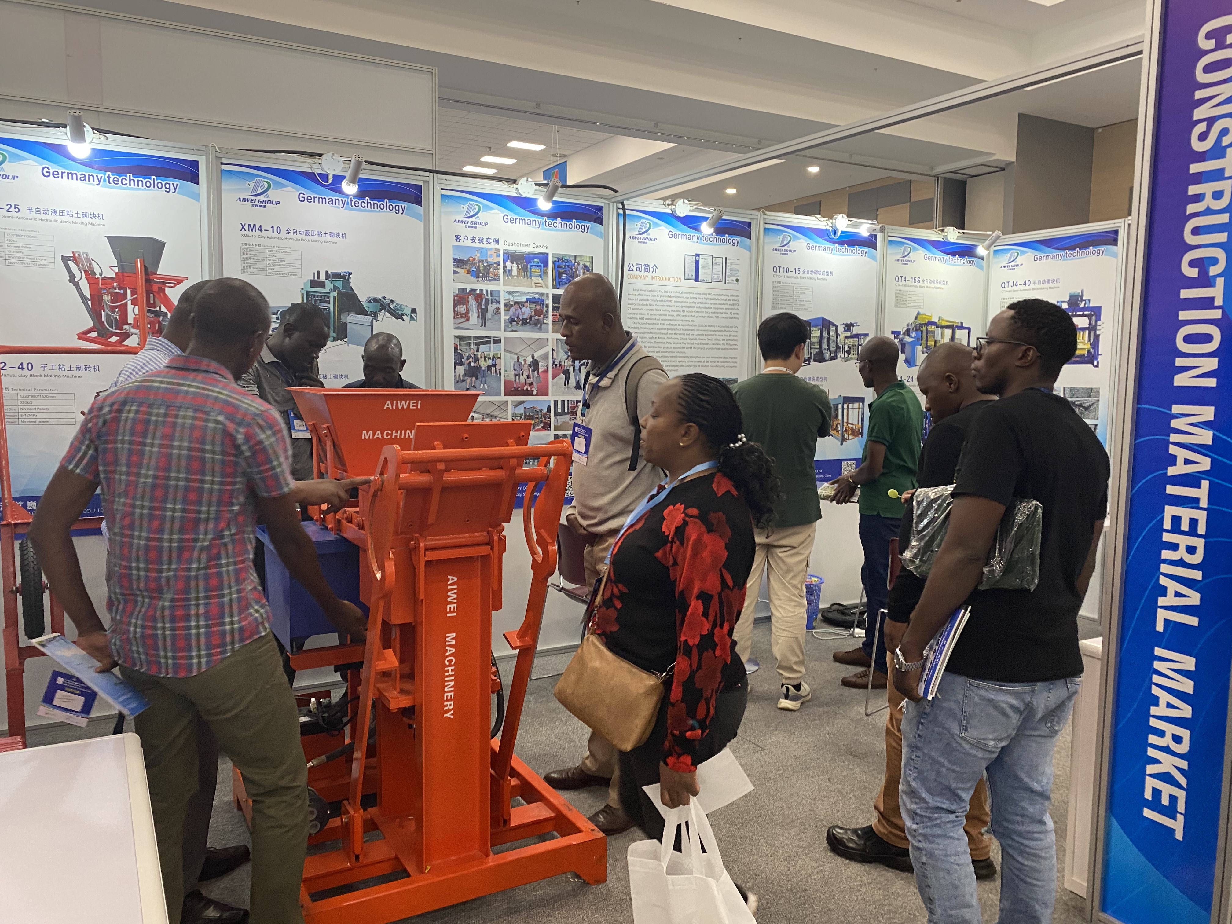 Showcasing a new brick machine at the Kenya exhibition, efficient and reliable, attracting attention