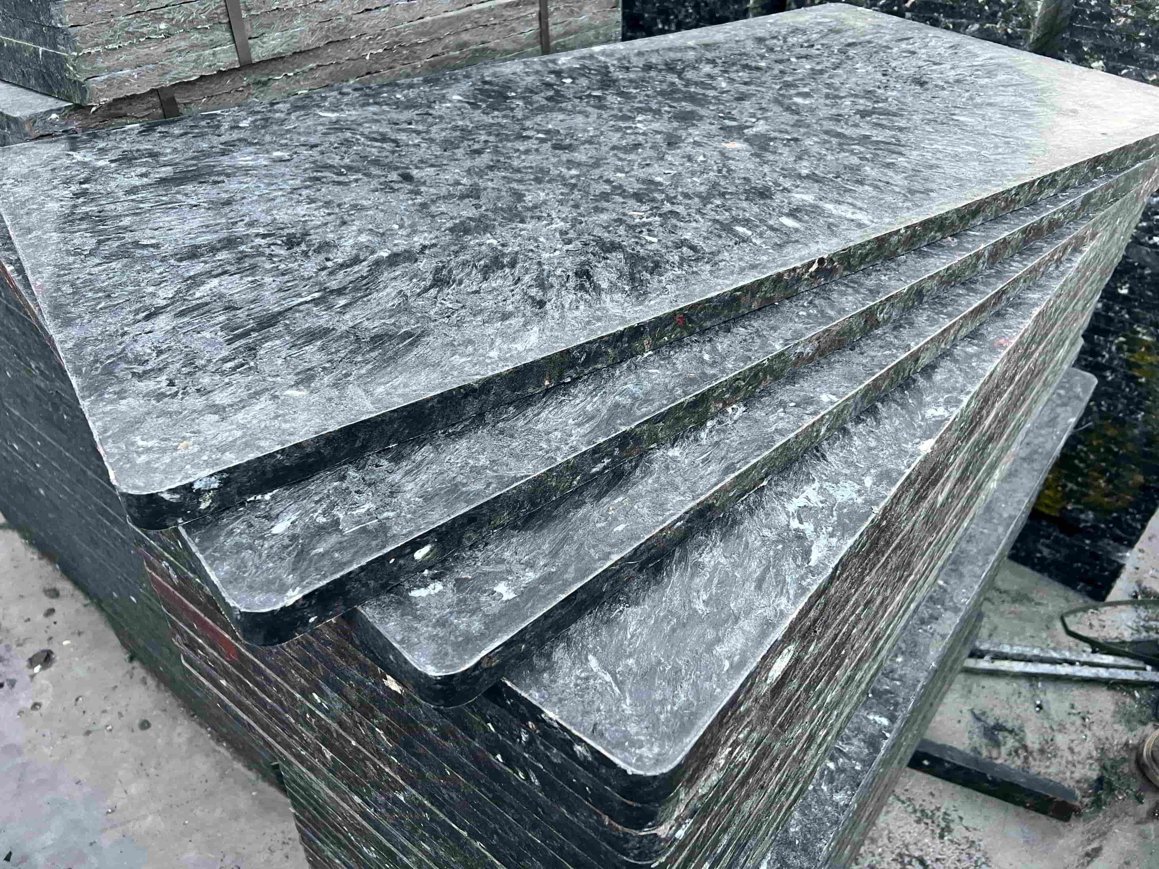 Чёрное стекло